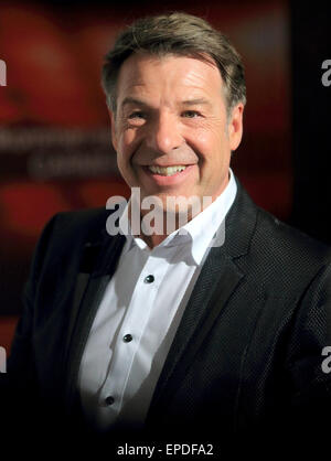 Magdeburg, Allemagne. 16 mai, 2015. Une photo disponible le 17 mai 2015 de singer Patrick Lindner (L) arrivant pour l'après-show de l'émission de télévision allemande "Willkommen bei Carmen Nebel" à Magdeburg, Allemagne, 16 mai 2015. Photo : Jens Wolf/dpa/Alamy Live News Banque D'Images