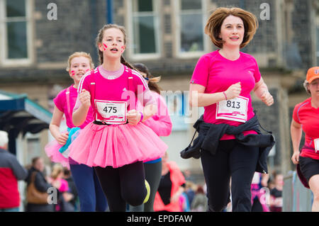 Aberystwyth, Pays de Galles, Royaume-Uni. 17 mai, 2015. 1900 Les femmes et filles de tous âges participant à la recherche sur le cancer annuel de collecte de fonds de bienfaisance pour la vie de course fun run de plus de 5k et 10k autour de cours d'Aberystwyth. Photo © Crédit : Keith morris / Alamy Live News Banque D'Images