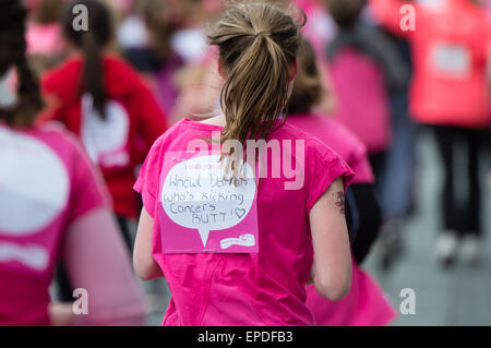 Aberystwyth, Pays de Galles, Royaume-Uni. 17 mai, 2015. 1900 Les femmes et filles de tous âges participant à la recherche contre le cancer annuel de collecte de fonds de bienfaisance pour la vie de course fun run de plus de 5k et 10k autour de cours d'Aberystwyth. Photo © Crédit : Keith morris / Alamy Live News Banque D'Images