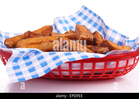 Frites, isolé sur blanc servi dans le panier rouge Banque D'Images