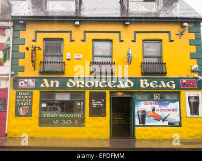 Les pubs et les autres bâtiments de couleur vive à Dingle, une petite ville sur la péninsule de Dingle Kerry, Irlande Banque D'Images