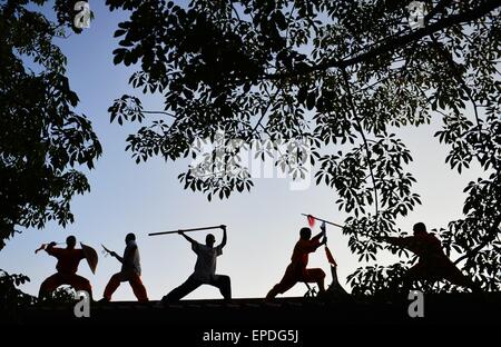 (150517) -- SHANGHAI, 17 mai 2015 (Xinhua) -- la pratique de l'art martiaux moines sur un toit de la Shanghai Temple Shaolin à Quanzhou, ville du sud-est de la province de Fujian en Chine, le 15 mai 2015. Situé dans l'est de la montagne de Qingyuan, Quanzhou Quanzhou le Temple Shaolin, aussi appelé le Temple de Shaolin du Sud, est le lieu de naissance de l'art martial Shaolin du Sud, qui s'est étendu à Taïwan, Hong Kong et Macao et même du Sud-Est depuis Ming (1368-1644) et Qing (1644-1911). C'est aussi conjointement appelé 'le Shaolin du Sud et du Nord" avec Songshan Shaolin Temple du Henan en Chine centrale Pr Banque D'Images