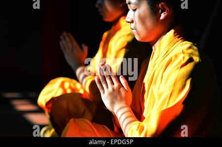 (150517) -- SHANGHAI, 17 mai 2015 (Xinhua) -- Moines méditer au Temple de Shaolin en Quanzhou Quanzhou, ville du sud-est de la province de Fujian en Chine, le 13 mai 2015. Situé dans l'est de la montagne de Qingyuan, Quanzhou Quanzhou le Temple Shaolin, aussi appelé le Temple de Shaolin du Sud, est le lieu de naissance de l'art martial Shaolin du Sud, qui s'est étendu à Taïwan, Hong Kong et Macao et même du Sud-Est depuis Ming (1368-1644) et Qing (1644-1911). C'est aussi conjointement appelé 'le Shaolin du Sud et du Nord" avec Songshan Shaolin Temple dans le centre de la Chine, la province du Henan. Zen, la doctrine Banque D'Images