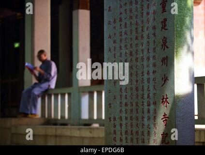 (150517) -- SHANGHAI, 17 mai 2015 (Xinhua) -- un moine lit les textes à la Taiyuan Temple Shaolin à Quanzhou, ville du sud-est de la province de Fujian en Chine, le 14 mai 2015. Situé dans l'est de la montagne de Qingyuan, Quanzhou Quanzhou le Temple Shaolin, aussi appelé le Temple de Shaolin du Sud, est le lieu de naissance de l'art martial Shaolin du Sud, qui s'est étendu à Taïwan, Hong Kong et Macao et même du Sud-Est depuis Ming (1368-1644) et Qing (1644-1911). C'est aussi conjointement appelé 'le Shaolin du Sud et du Nord" avec Songshan Shaolin Temple dans le centre de la Chine, la province du Henan. Zen, la doct Banque D'Images