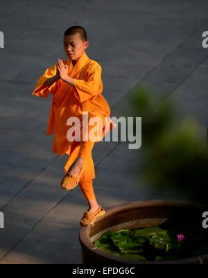 (150517) -- SHANGHAI, 17 mai 2015 (Xinhua) -- un moine médite au Temple de Shaolin en Quanzhou Quanzhou, ville du sud-est de la province de Fujian en Chine, le 15 mai 2015. Situé dans l'est de la montagne de Qingyuan, Quanzhou Quanzhou le Temple Shaolin, aussi appelé le Temple de Shaolin du Sud, est le lieu de naissance de l'art martial Shaolin du Sud, qui s'est étendu à Taïwan, Hong Kong et Macao et même du Sud-Est depuis Ming (1368-1644) et Qing (1644-1911). C'est aussi conjointement appelé 'le Shaolin du Sud et du Nord" avec Songshan Shaolin Temple dans le centre de la Chine, la province du Henan. Zen, la doctri Banque D'Images