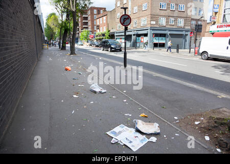 Litière éparpillés sur la chaussée - Londres, Angleterre Banque D'Images