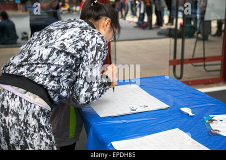 16 mai 2015 - La pratique de la calligraphie chinoise à FestivalAsia in Tobacco Docks, Londres Banque D'Images