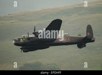 L'on voit ici est l'Avro Lancaster Bomber VERA, en vol au dessus de Ladybower Reservoir dans la vallée de la Derwent, Derbyshire. Banque D'Images