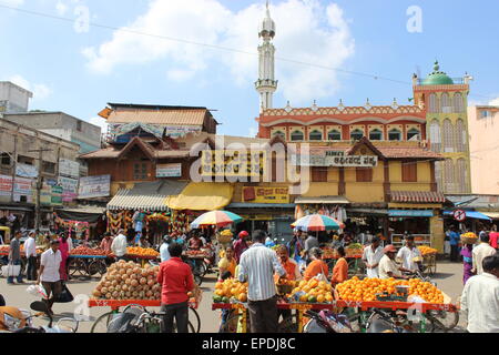 Les rues et les marchés du centre Mysore : une scène mouvementée en face de Devaraja Market Banque D'Images