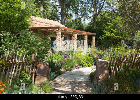 Londres, Royaume-Uni. 17 mai 2015. Afficher jardin Sentebale - espoir en vulnérabilité. Les jardiniers et les horticulteurs sont occupés à finaliser leurs stands et voir les jardins du Chelsea Flower Show 2015 qui s'ouvre par une presse Journée de lundi. Le spectacle est ouvert au public du 19 au 23 mai 2015. Banque D'Images