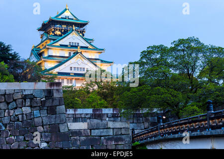 La nuit du château d'Osaka au Japon Banque D'Images