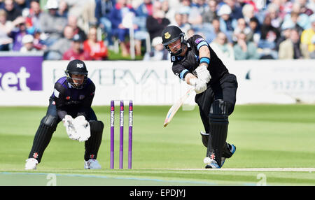 Hove, Brighton, Royaume-Uni. 17 mai, 2015. Sussex's Chris Nash hits Une frontière surveillée par Gloucestershire wicketkeeper Geraint Jones pendant la NatWest T20 Blast match de cricket du comté de Hove Sol Banque D'Images