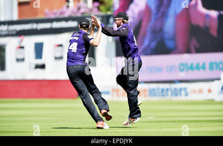 Hove, Brighton, Royaume-Uni. 17 mai, 2015. Le Gloucestershire David Payne et Jack Taylor célébrer après avoir pris le guichet de Sussex batteur Luke Wright au cours de la NatWest T20 cricket souffle entre la promenade Sussex et requins à Hove Gloucestershire County Ground Crédit : Simon Dack/Alamy Live News Banque D'Images