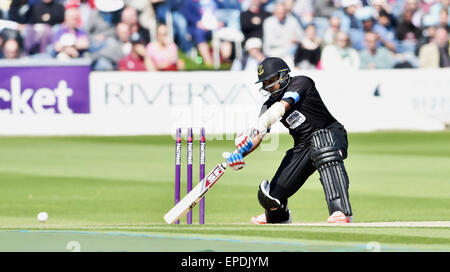 Hove, Brighton, Royaume-Uni. 17 mai, 2015. Le Sussex Mahela Jayawardena frappe la balle à la limite pendant la NatWest T20 cricket souffle entre la promenade Sussex et requins à Hove Gloucestershire County Ground Crédit : Simon Dack/Alamy Live News Banque D'Images