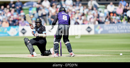 Hove, Brighton, Royaume-Uni. 17 mai, 2015. Le Sussex Mahela Jayawardena frappe la balle à la limite pendant la NatWest T20 cricket souffle entre la promenade Sussex et requins à Hove Gloucestershire County Ground Crédit : Simon Dack/Alamy Live News Banque D'Images