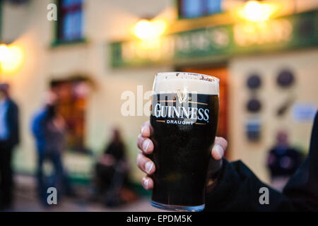 Boire,avoir,a,pinte, de Guinness, de l'extérieur,, Pepper's Bar,musique,Feakle,violon, Folk Festival, août. Le comté de Clare, Irlande, Europe.,St Patrick's Day, Banque D'Images