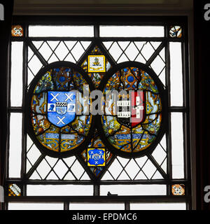 Royaume-uni, Angleterre, dans le Yorkshire. 16e. siècle vitraux illustrant l'héraldique de la famille. Banque D'Images