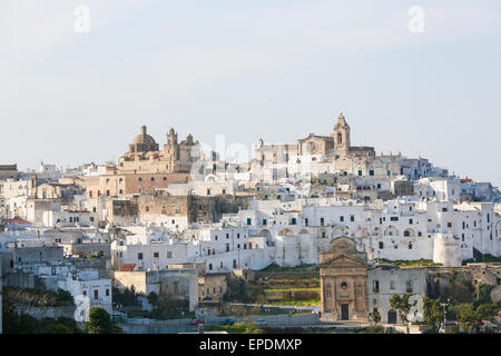 Vue sur la vieille ville médiévale d'Ostuni dans les Pouilles, Italie du Sud Banque D'Images