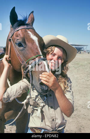 Un jeune cowgirl et son cheval à l'est du Nouveau-Mexique Artisia County Fair Banque D'Images