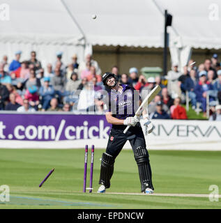 Hove, Brighton, Royaume-Uni. 17 mai, 2015. Le Gloucestershire James Fuller est propre renversées par Sussex's Mills au cours de la NatWest T20 cricket souffle entre la promenade Sussex et Gloucestershire à Hove County Ground Crédit : Simon Dack/Alamy Live News Banque D'Images