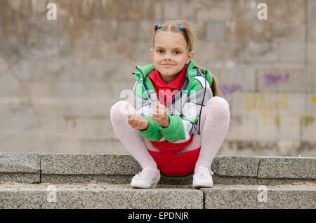 Une fille de six ans marche sur le remblai Banque D'Images