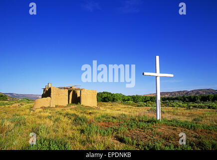 Les ruines abandonnées de la Santa Rosa de Lima dans le nord du Nouveau-Mexique, était une église espagnole du début du XVIIIe siècle dans la vallée de Rio Chama, près de la ville actuelle d'Abiquiu dans le comté de Rio Arriba, Nouveau-Mexique. Vers les années 1730, les colons espagnols se déplataient dans la vallée du fleuve Chama et, en 1744, au moins 20 familles vivaient dans la région actuelle d'Abiquiú, où ils fondaient la Plaza de Santa Rosa de Lima. L'église a été construite vers 1744, et a été utilisée jusqu'aux années 1930. Banque D'Images