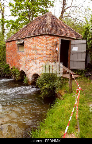 Maison de l'anguille sur la rivière Alre, construit dans les années 1820 et récemment restauré, la maison de l'anguille anguille comme la migration des pièges pour se reproduire. Banque D'Images