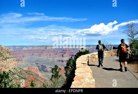 Tourfsts randonnée sur South Rim du grand canyon à beau jour nuageux au début de sprink Banque D'Images