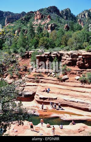 Jouer touristique et nager à Oak Creek Canyon au slide rock state park en Arizona Sedona Banque D'Images