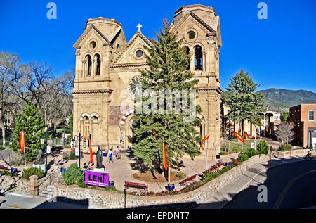 Vue de la cathédrale basilique de Santa Fe dans le vieux quartier historique de la ville Banque D'Images