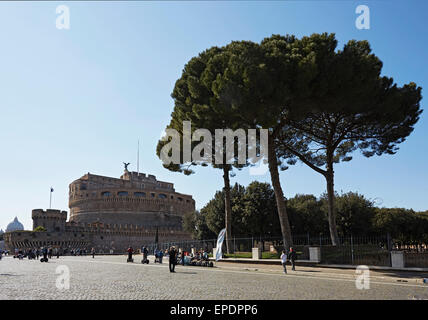 La Rome Castel Sant'Angelo originaire le site de l'empereur Hadrien mausolée du Dôme avec le Vatican dans la distance Banque D'Images