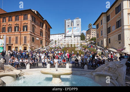 Rome Les marches espagnoles et la fontaine Fontana della Barcaccia Banque D'Images