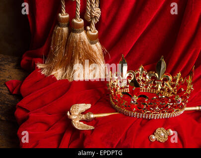 La couronne du roi d'Or et son sceptre sur le velours rouge Banque D'Images