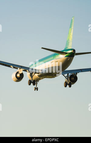 Vue arrière d'un Airbus A320 d'Aer Lingus avion en approche à la terre Banque D'Images