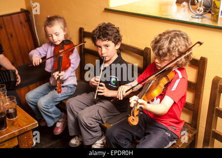 Penny Whistle, violon,enfants,jouer, au pub, garder, locale, les traditions, vivant., À Feakle, Festival, une très petite, village, East Clare, Irlande, Banque D'Images