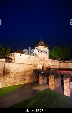 Mur de Kaiserburg et bridge at night à Nuremberg Banque D'Images