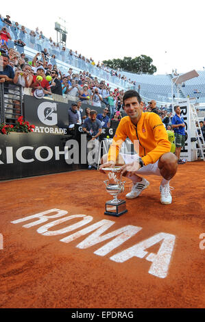 Rome, Italie. 17 mai, 2015. Open de Tennis italienne BNL. Les finales de l'ATP Roger Federer et Novak Djokovic . Novak Djokovic (SRB) avec son trophée comme il bat Roger Federer (SUI) en 2 jeux : Action Crédit Plus Sport/Alamy Live News Banque D'Images