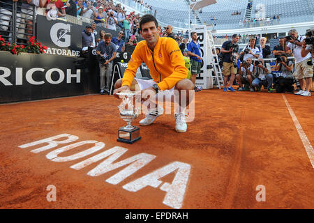 Rome, Italie. 17 mai, 2015. Open de Tennis italienne BNL. Les finales de l'ATP Roger Federer et Novak Djokovic . Novak Djokovic (SRB) avec son trophée comme il bat Roger Federer (SUI) en 2 jeux : Action Crédit Plus Sport/Alamy Live News Banque D'Images