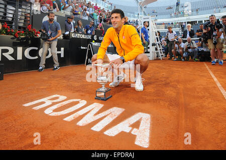 Rome, Italie. 17 mai, 2015. Open de Tennis italienne BNL. Les finales de l'ATP Roger Federer et Novak Djokovic . Novak Djokovic (SRB) avec son trophée comme il bat Roger Federer (SUI) en 2 jeux : Action Crédit Plus Sport/Alamy Live News Banque D'Images