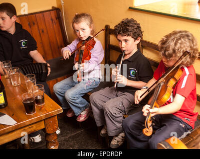 Penny Whistle, violon,enfants,jouer, au pub, garder, locale, les traditions, vivant., À Feakle, Festival, une très petite, village, East Clare, Irlande, Banque D'Images