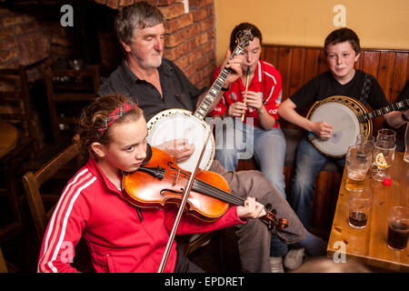 Les enfants à garder leurs traditions musicales locales pub en vie. À Feakle Festival, un tout petit village mais célèbre pour sa musique traditionnelle Banque D'Images