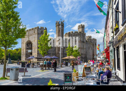 Pub sur place du château en face du château de Caernarfon, Caernarfon, Gwynedd, Pays de Galles, Royaume-Uni Banque D'Images