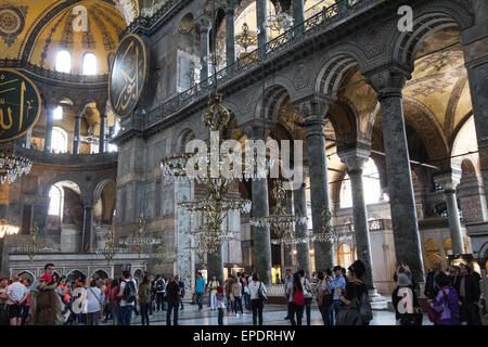 À l'intérieur et sous le dôme de la magnifique Aya Sofia, Sultanahmet, Istanbul Banque D'Images