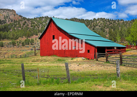 Une vieille grange rouge dans le haut désert près de Prineville, Oregon Banque D'Images