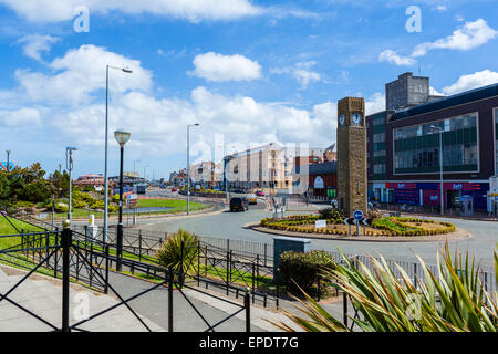 Vue vers le bas East Parade dans le centre ville, Rhyl, Denbighshire, Wales, UK Banque D'Images