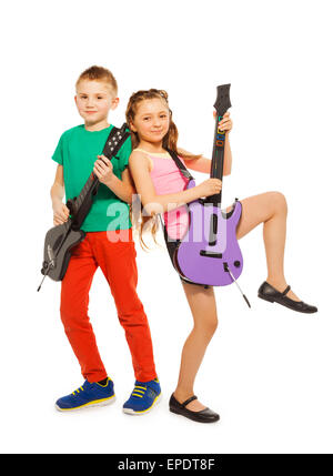 Garçon et fille roche ainsi jouer sur les guitares Banque D'Images