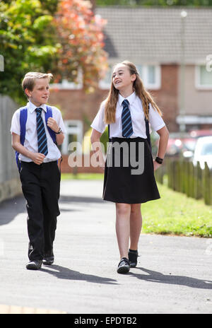 Les écoliers en uniforme à l'école à pied UK Banque D'Images