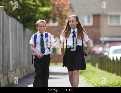 Les écoliers en uniforme à l'école à pied UK Banque D'Images
