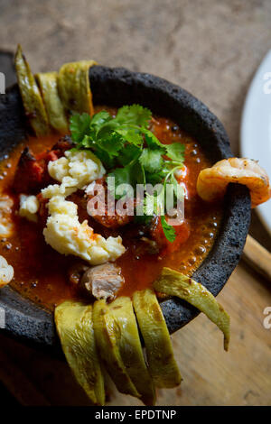 Molcajete bol, ragoût de fruits de mer, Rio San Pedro Tlaquepaque, Restaurant, Guadalajara, Jalisco, Mexique Banque D'Images