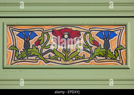 Décoration vitrail de la baie vitrée de la maison d'été dans le style Art Nouveau à Zurenborg à Anvers, Belgique Banque D'Images